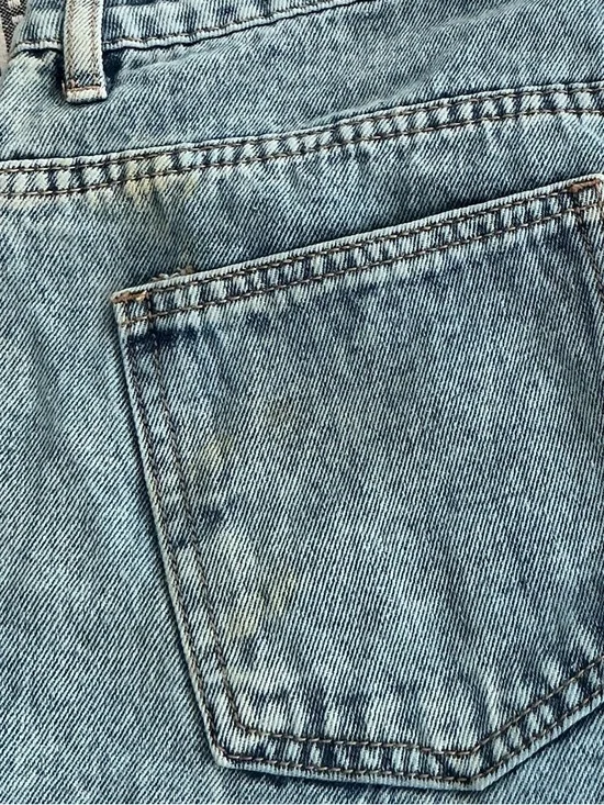 Used Classic High-Rise Denim Shorts in Light Blue - Picture 5 of 9